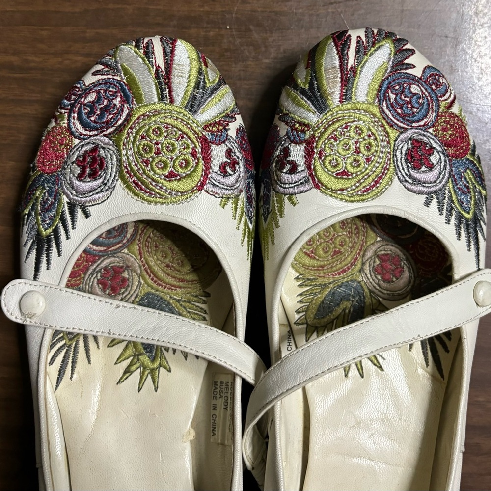 Embroidered Leather Kitten Heels…size 8 GORGEOUS! - Picture 6 of 7